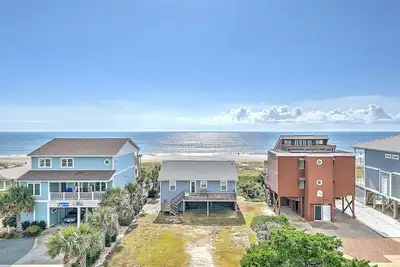 Image de \"The Crab Shack\" 4 Bedroom 2 Bath Oceanfront Home!