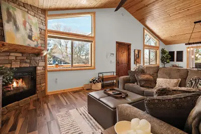 Image de Acorn Cabin - Pool Table, Foosball, Log Cabin, Sleeps 8