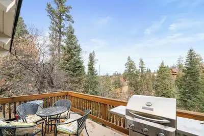 Image de Joebellarue Home - 3br Chalet with Forest Views, Fireplace, Deck, Bbq