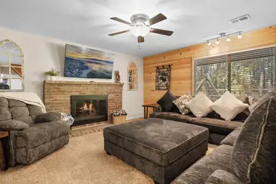 Image de Eagle Point Retreat - Game Room, Foosball, Fireplace, Horseshoes, Deck, Barbecue