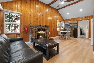 Image de Big Bear Cottage - Walk to Lake, Apple Tv, Fireplace, Deck