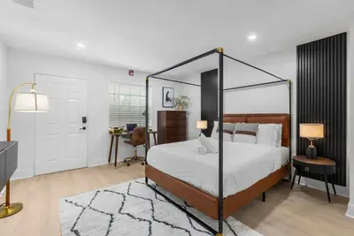 Image de Cozy king suite-Prime Location-Free parking & crib
