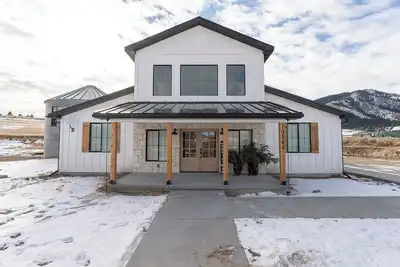 Image de New barndominium with a theater room, Ac, large gourmet kitchen with views