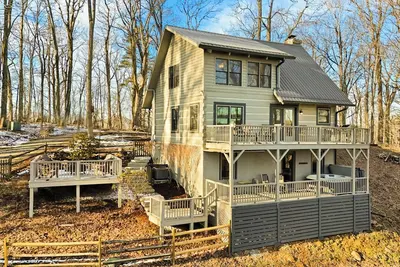 Image de On Highland Time - Newly Renovated Cabin with New Hot Tub and Fire Pit