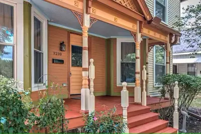Image de The Gatsby House: A Historic Gem!