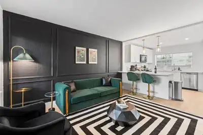 Image de luxury in perfect location | Crib & Free Parking!