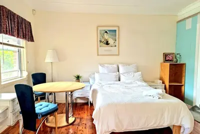 Image de Relax close to city, a studio 10 mins from the beaches and Westfield shopping C.