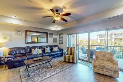 Image de Spacious contemporary condo with pool, hot tub & pickleball court