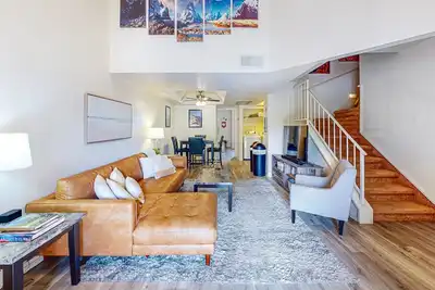 Image de Two-level condo with loft bedroom, pool & hot tub, central A/C