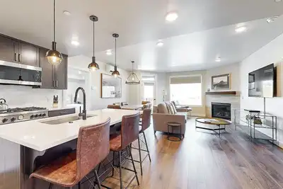 Image de Beautiful resort condo with pool, hot tub, gym & and shuttle service