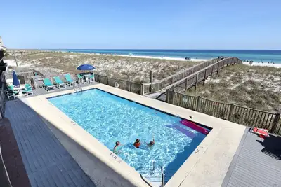 Image de Beachfront condo, shared pool, large balcony and beach access
