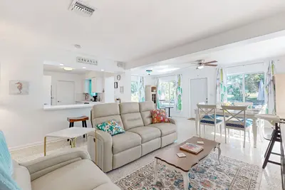 Image de Private Lake Worth home with screened in front porch welcoming dogs!