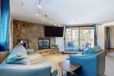 Image de Cozy Lakeside Condo with Hot Tub, Pool, Stunning Views & Ski Resort Access