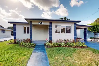 Image de Cozy home with B. B. Q. grill, hot tub, central Ac, and enclosed yard