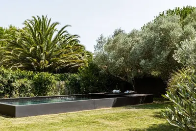 Image de Sur La Côte Ouest De L’Île D’Oléron, À 200 Mètres De L’Océan Et À 600 Mètres Du Célèbre Port De La Cotinière, Cette Villa Habillée D’Un Bardage Bois S’Incarne Comme Un Véritable Refuge Où Règnent Calme, Douceur Et Hospitalité, Au Calme D’Un Jardin Ar