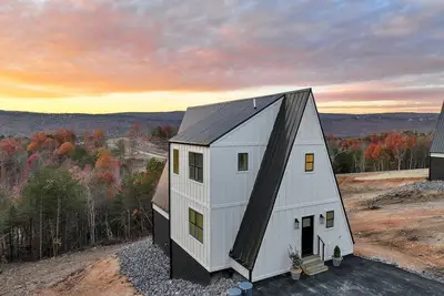 Image de Alpine A-Frames | 6 cabins on a bluff | Sleeps 60 people!