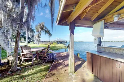 Image de Palatial Waterfront Home With Private Dock, Yard & Water-views