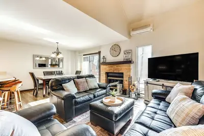Image de < 1 Mi to Big Boulder Lake: Sleek Townhome w/ Deck