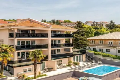 Image de Belle maison avec piscine et balcon
