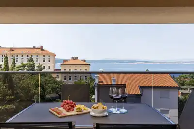Image de Maison moderne avec piscine et vue mer