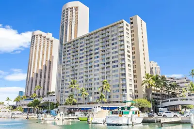 Image de Ocean View 1br at Ilikai Marina