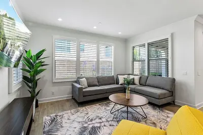 Image de Eastwood Living｜Prime Irvine Spectrum Access｜Stylish Upgraded Interior #41772