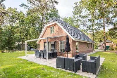 Image de Detached wellness bungalow with sauna, whirlpool, and sunshower.