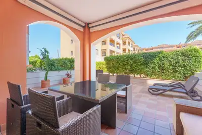 Image de Comfortable apartment with spacious terrace and direct access to the pools