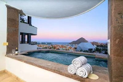 Image de 3bd Oceanview Condo (The White Place)