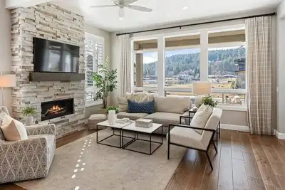 Image de Scenic Retreat with River Views & Private Suite. Near Trails & Dining