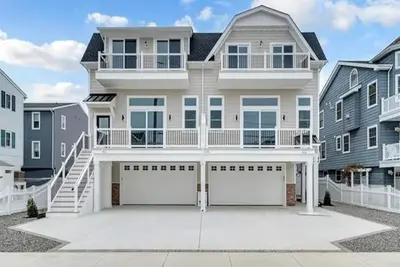 Image de 1 Block to Beach Mid-Island Elevator and a Pool Dreams do come true