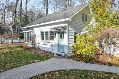 Image de Cozy Lakeview Carriage House – Your Perfect Vacation Escape! ! !
