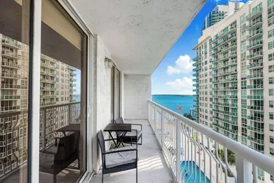 Image de Epic Views & Free Parking Condo