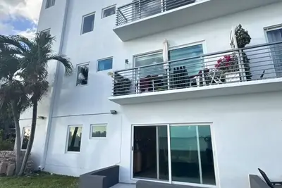 Image de 3-bedroom apartment in charming North Bay Village with Ac, WiFi