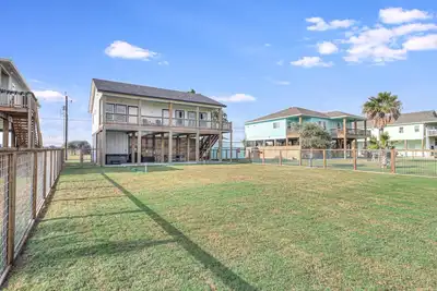 Image de Hottub, Close to the Beach, Upgraded Furnishings, Fenced yard, Bbq Grill.