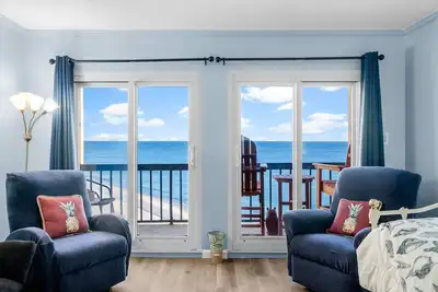 Image de By the Wave Side – Oceanfront!