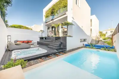 Image de Excellence moderne avec piscine