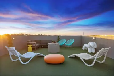 Image de Modern~Dallas Skyline Views~Rooftop~3 Bdrm Then\n\n