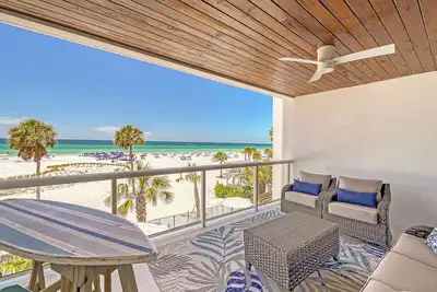 Image de Breezy Beachfront Charm with Direct Gulf Views: Residence 307