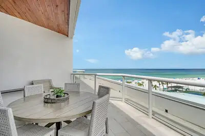 Image de Stunning 4 Bedroom Rental W/ Oversized Terrace & Big Beach Views: Residence 506