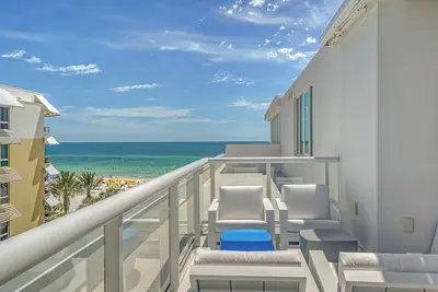 Image de Sophisticated Contemporarty Residence with Expanisve Views: Residence 602