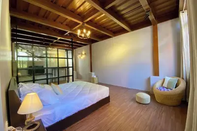Image de Charming 750 sq ft. Industrial studio apartment