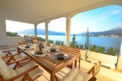 Image de 4-bedroom beachfront Villa in peaceful Rose with sea view