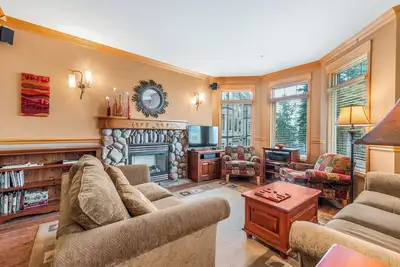 Image de Upgraded 3 bedroom townhome with private hot tub, laundry, Bbq and ski room
