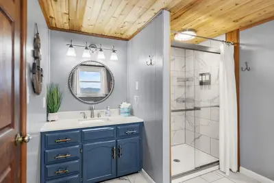 Image de Pet & Family Friendly • Near Lake • HotTub • FirePit • Game Room • Close to town