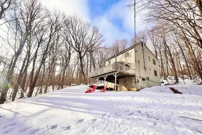 Image de Recently Renovated Spacious 4br with Pool, Game Room, Lake minutes to Mount Snow