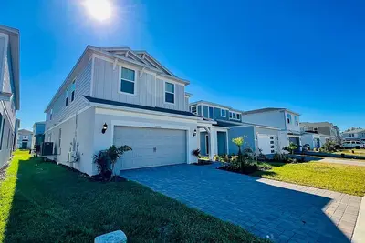 Image de \n“Epic 6br Family House near Disney  Pool, Theater & Themes”