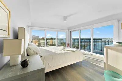 Image de Stunning Waterfront 2-bedroom condo with Ac, WiFi on the Riverwalk in Bradenton