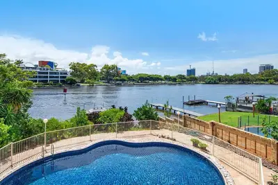 Image de Retro Classic Surfers Paradise Waterfront Home