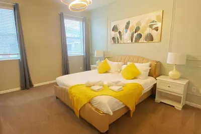 Image de 2500 Luxury 12 B. R 11. 5ba 19 B. D in upscale community Pool/Game Close to Disney